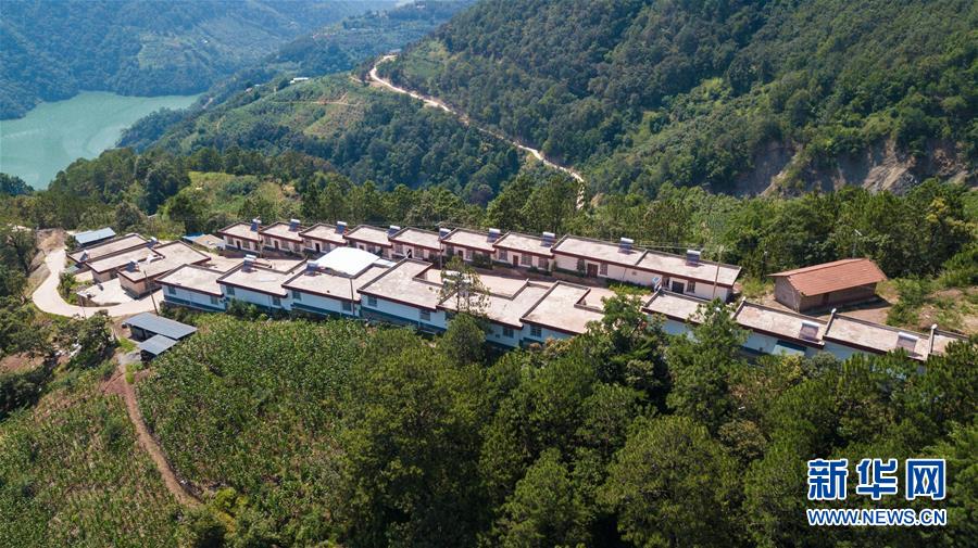 （在習(xí)近平新時代中國特色社會主義思想指引下&mdash;&mdash;新時代新作為新篇章&middot;總書記關(guān)心的百姓身邊事&middot;圖文互動）（1）&ldquo;四好農(nóng)村路&rdquo;：通向幸福，通向遠(yuǎn)方
