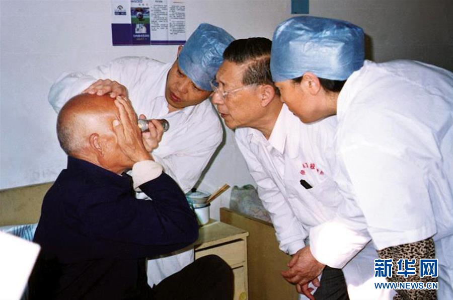 （愛(ài)國(guó)者 奮斗情&middot;圖文互動(dòng)）（7）用醫(yī)術(shù)和道德守護(hù)&ldquo;光明&rdquo;&mdash;&mdash;全國(guó)道德模范99歲眼科專家張效房的人生軌跡 