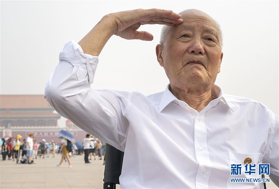 (新華全媒頭條·圖文互動(dòng))(5)凝聚民族復(fù)興的精神偉力——以習(xí)近平同志為核心的黨中央重視思想道德建設(shè)關(guān)心關(guān)愛(ài)道德模范紀(jì)實(shí)