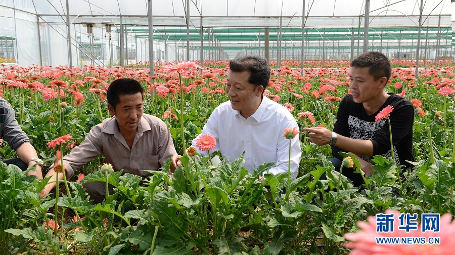 (新華全媒頭條·圖文互動(dòng))(4)凝聚民族復(fù)興的精神偉力——以習(xí)近平同志為核心的黨中央重視思想道德建設(shè)關(guān)心關(guān)愛(ài)道德模范紀(jì)實(shí)