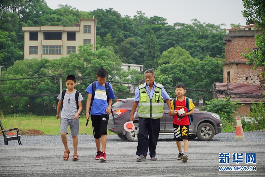 (新華全媒頭條·圖文互動(dòng))(11)凝聚民族復(fù)興的精神偉力——以習(xí)近平同志為核心的黨中央重視思想道德建設(shè)關(guān)心關(guān)愛(ài)道德模范紀(jì)實(shí)
