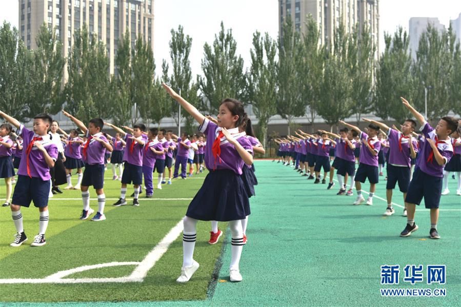 （體育&middot;圖文互動(dòng)）（1）（在習(xí)近平新時(shí)代中國(guó)特色社會(huì)主義思想指引下&mdash;&mdash;新時(shí)代新作為新篇章&middot;總書記關(guān)心的百姓身邊事）奔跑吧，少年！&mdash;&mdash;體育讓孩子們插上強(qiáng)壯的翅膀（配本社同題文字稿）