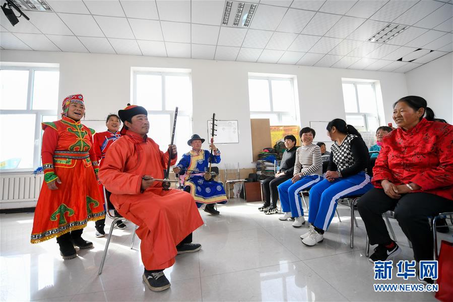 （新華全媒頭條&middot;圖文互動）（1）讓各民族手足相親守望相助&mdash;&mdash;以習(xí)近平同志為核心的黨中央關(guān)心少數(shù)民族和民族工作紀(jì)實(shí)
