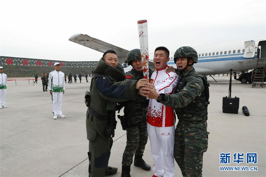 (軍運(yùn)會(huì)·圖文互動(dòng))(1)軍運(yùn)會(huì)軍營(yíng)火炬?zhèn)鬟f活動(dòng)最后一站武警獵鷹突擊隊(duì)站舉行(配本社同題文字稿)