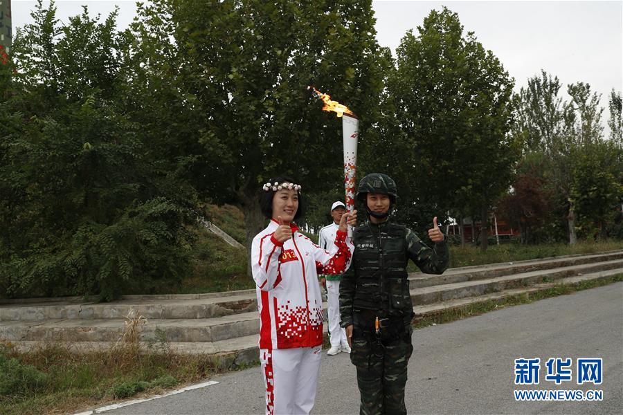 (軍運(yùn)會(huì)·圖文互動(dòng))(2)軍運(yùn)會(huì)軍營(yíng)火炬?zhèn)鬟f活動(dòng)最后一站武警獵鷹突擊隊(duì)站舉行(配本社同題文字稿)