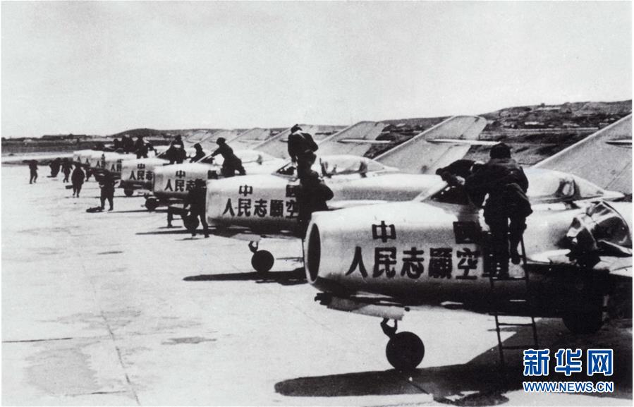 （新華全媒頭條&middot;人民空軍70年&middot;圖文互動(dòng)）（3）陽(yáng)光照耀奮飛的航程&mdash;&mdash;黨中央、中央軍委和習(xí)主席關(guān)心人民空軍建設(shè)發(fā)展紀(jì)實(shí)