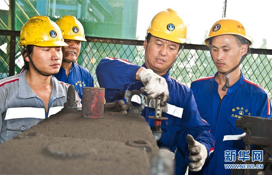 (愛國情 奮斗者·圖文互動)(2)錨定無悔奮進(jìn)的航向——記港口創(chuàng)新路上的“藍(lán)領(lǐng)專家”孔祥瑞