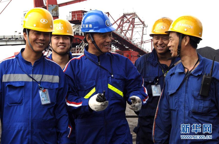 (愛國情 奮斗者·圖文互動)(3)錨定無悔奮進(jìn)的航向——記港口創(chuàng)新路上的“藍(lán)領(lǐng)專家”孔祥瑞