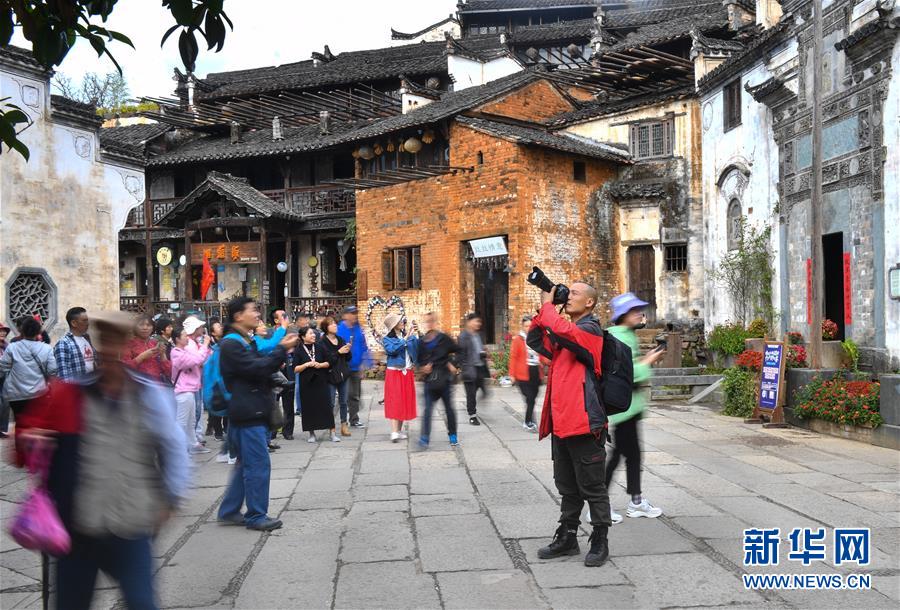 （圖文互動）（11）鄉(xiāng)村攝影師、鄉(xiāng)村&ldquo;模特&rdquo;、民宿店主&mdash;&mdash;鄉(xiāng)村旅游推動婺源農(nóng)民生活方式發(fā)生新變化