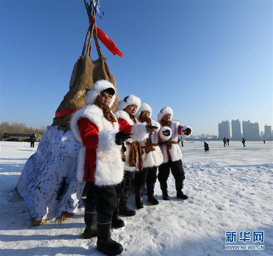 (圖文互動)(1)寒冬采冰人:起早貪黑 “淘金”冰雪
