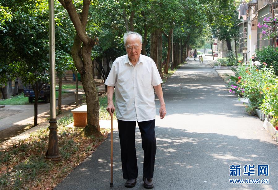 （新華全媒頭條&middot;圖文互動(dòng)）（9）滄海橫流 信仰彌堅(jiān)&mdash;&mdash;記共產(chǎn)黨員、湘潭大學(xué)九旬教授滄南