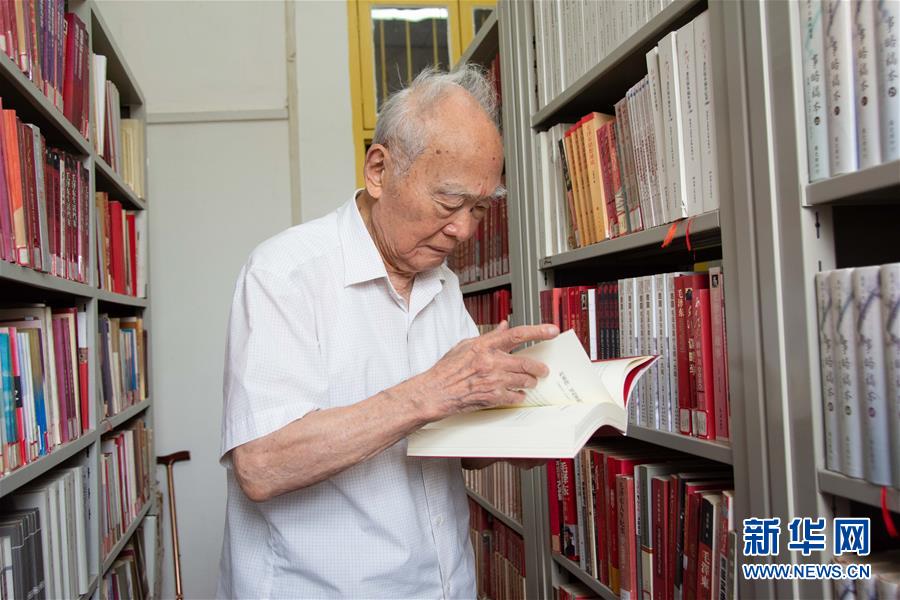 （新華全媒頭條&middot;圖文互動(dòng)）（6）滄海橫流 信仰彌堅(jiān)&mdash;&mdash;記共產(chǎn)黨員、湘潭大學(xué)九旬教授滄南