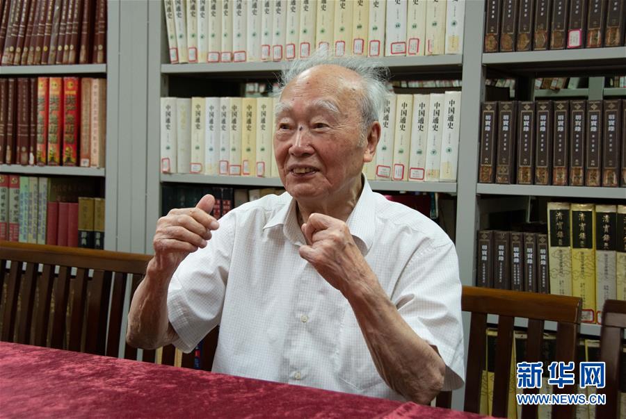 （新華全媒頭條&middot;圖文互動(dòng)）（5）滄海橫流 信仰彌堅(jiān)&mdash;&mdash;記共產(chǎn)黨員、湘潭大學(xué)九旬教授滄南