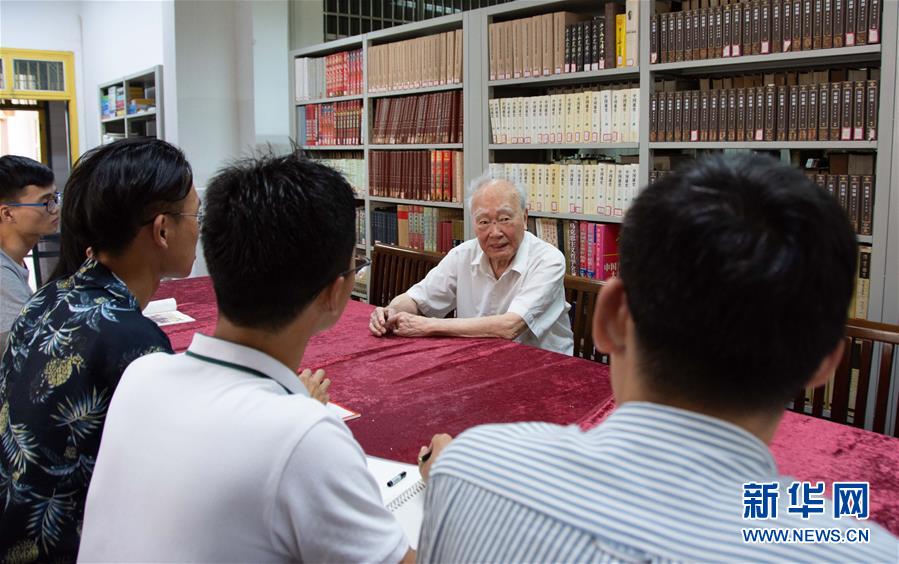 （新華全媒頭條&middot;圖文互動(dòng)）（4）滄海橫流 信仰彌堅(jiān)&mdash;&mdash;記共產(chǎn)黨員、湘潭大學(xué)九旬教授滄南