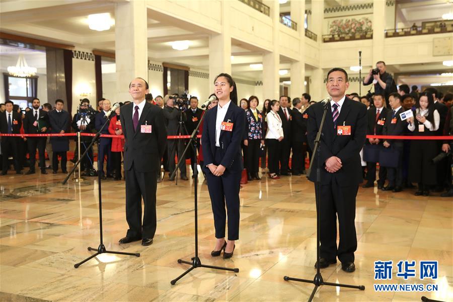 （兩會&middot;面對面）（10）全國人大代表接受采訪
