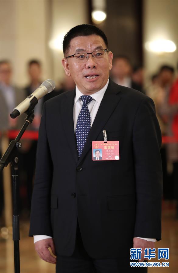 （兩會&middot;面對面）（10）全國人大代表接受采訪