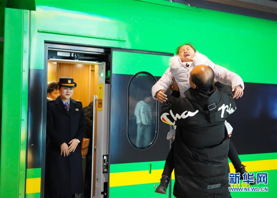 （新春走基層&middot;圖文互動）（2）站臺上的&ldquo;兩塊表&rdquo;