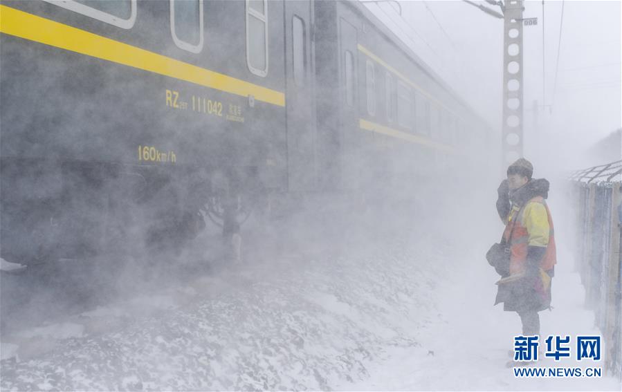 （新春走基層）（10）嚴寒下的&ldquo;鐵路醫(yī)生&rdquo;：風雪中守護回家路
