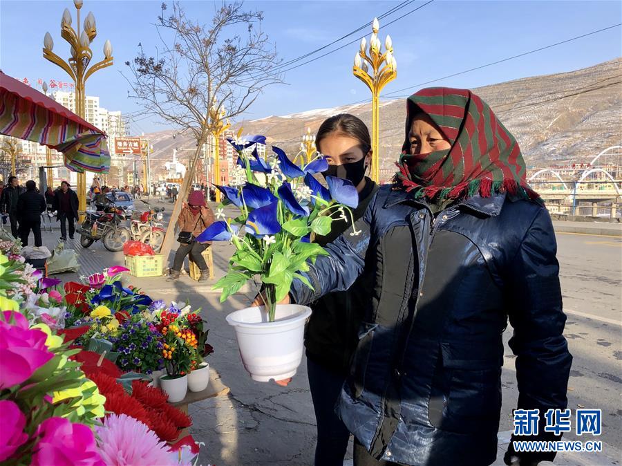 （新春走基層&middot;圖文互動(dòng)）（2）&ldquo;只要備好年貨，新的一年就可以風(fēng)調(diào)雨順&rdquo;&mdash;&mdash;臘月藏區(qū)年貨市場見聞