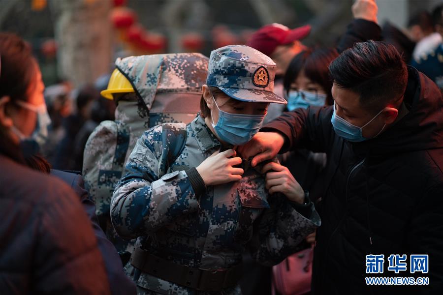 （新型肺炎疫情防控&middot;圖文互動(dòng)）（1）除夕夜，他們這樣出征&mdash;&mdash;空軍軍醫(yī)大學(xué)醫(yī)療隊(duì)出征武漢疫區(qū)見聞