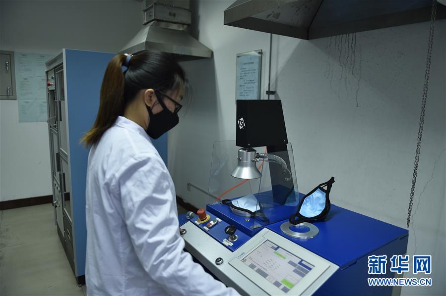 (聚焦疫情防控·圖文互動(dòng))(4)和時(shí)間賽跑——山西防疫緊缺物資生產(chǎn)一線見(jiàn)聞