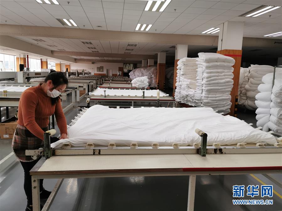 (來自經(jīng)濟(jì)前沿的故事·企業(yè)復(fù)工復(fù)產(chǎn)·圖文互動)(1)“開門紅包”變“消毒迎門”——長沙高新區(qū)一家企業(yè)復(fù)工的“拼勁”