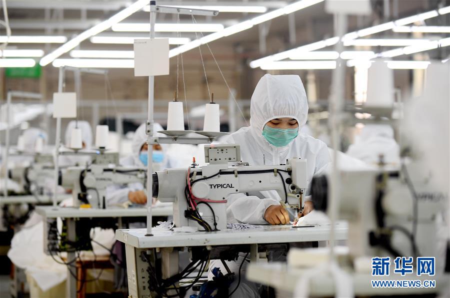 （聚焦疫情防控&middot;圖文互動）（3）我們能多產(chǎn)一件，前方就少一份風險&mdash;&mdash;醫(yī)用防護服&ldquo;河北制造&rdquo;緊急&ldquo;起飛&rdquo;記