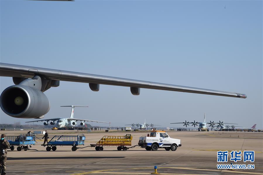 （聚焦疫情防控&middot;圖文互動(dòng)）（4）空軍第四次向武漢大規(guī)?？者\(yùn)醫(yī)療隊(duì)員和物資