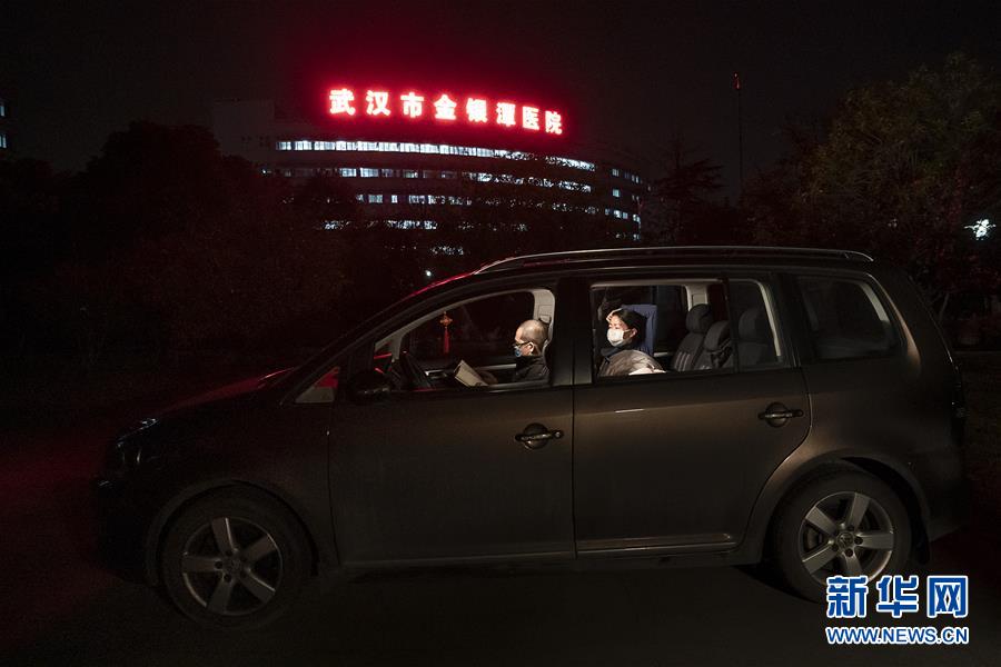 （一線抗疫群英譜&middot;圖文互動）（1）特寫：為節(jié)省10分鐘，這對醫(yī)護(hù)夫妻&ldquo;以車為家&rdquo;