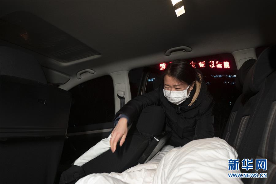 （一線抗疫群英譜&middot;圖文互動）（2）特寫：為節(jié)省10分鐘，這對醫(yī)護(hù)夫妻&ldquo;以車為家&rdquo;