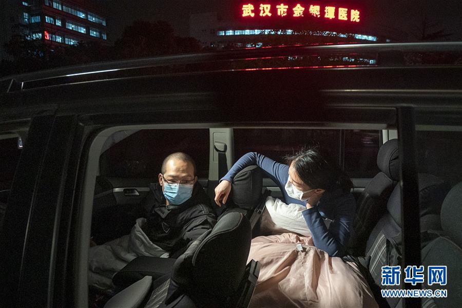 （一線抗疫群英譜&middot;圖文互動）（4）特寫：為節(jié)省10分鐘，這對醫(yī)護(hù)夫妻&ldquo;以車為家&rdquo;