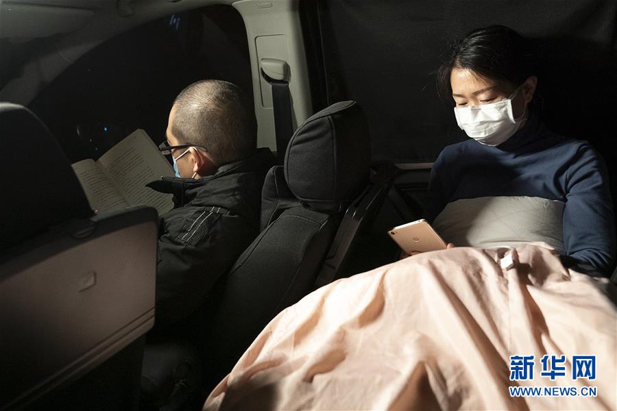 （一線抗疫群英譜&middot;圖文互動）（5）特寫：為節(jié)省10分鐘，這對醫(yī)護(hù)夫妻&ldquo;以車為家&rdquo;