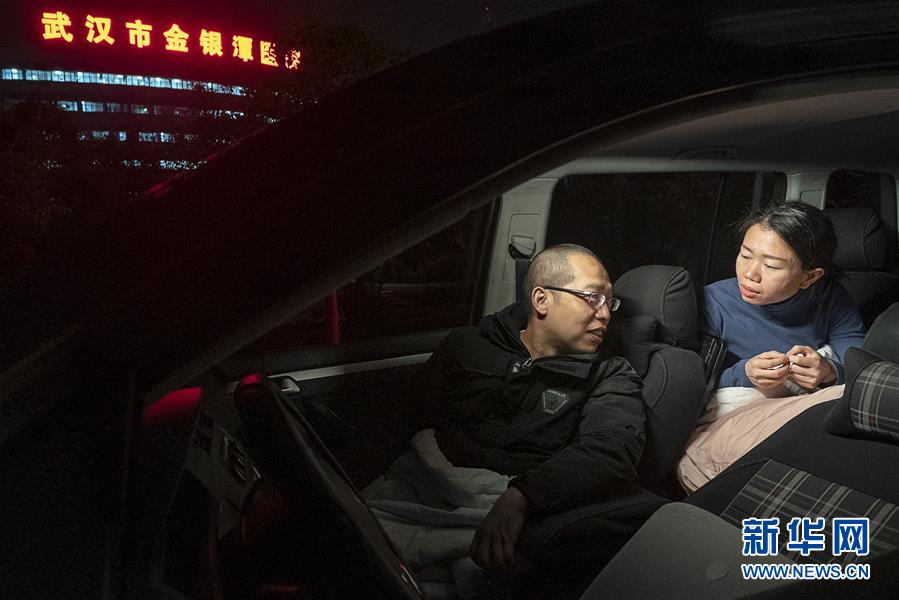 （一線抗疫群英譜&middot;圖文互動）（6）特寫：為節(jié)省10分鐘，這對醫(yī)護(hù)夫妻&ldquo;以車為家&rdquo;