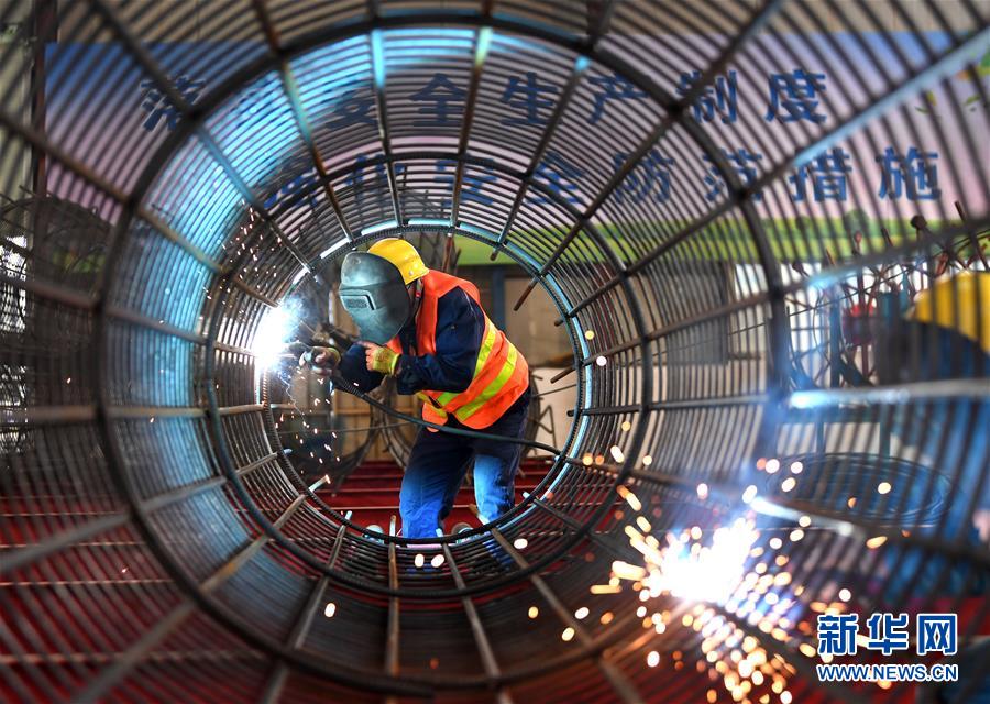 (新華全媒頭條·圖文互動)(17)磨難壓不垮 奮起正當(dāng)時——習(xí)近平總書記在統(tǒng)籌推進新冠肺炎疫情防控和經(jīng)濟社會發(fā)展工作部署會議上的重要講話振奮人心凝聚力量