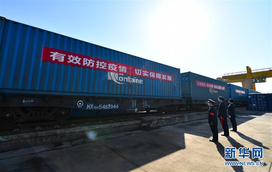 (抓好經(jīng)濟(jì)發(fā)展 應(yīng)對(duì)復(fù)雜局面·圖文互動(dòng))(2)“我們的訂單正回流”——江西外貿(mào)企業(yè)復(fù)工復(fù)產(chǎn)見(jiàn)聞