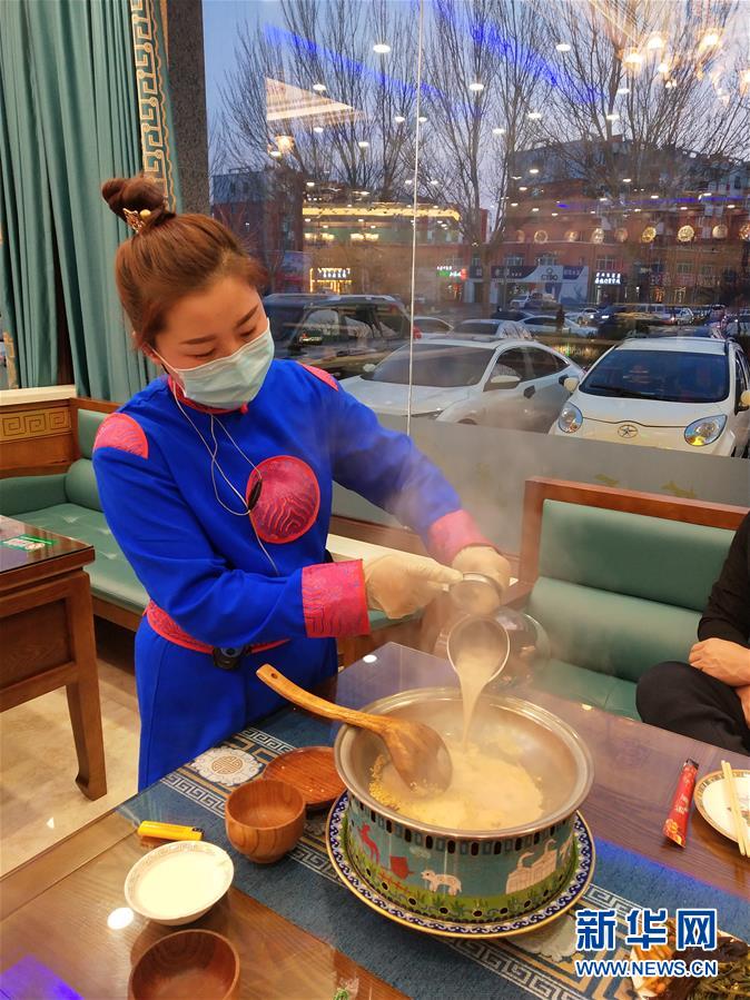 （圖文互動）（2）特寫：限人數(shù)、分餐吃、用公筷&mdash;&mdash;偏遠小城&ldquo;吃飯&rdquo;見聞