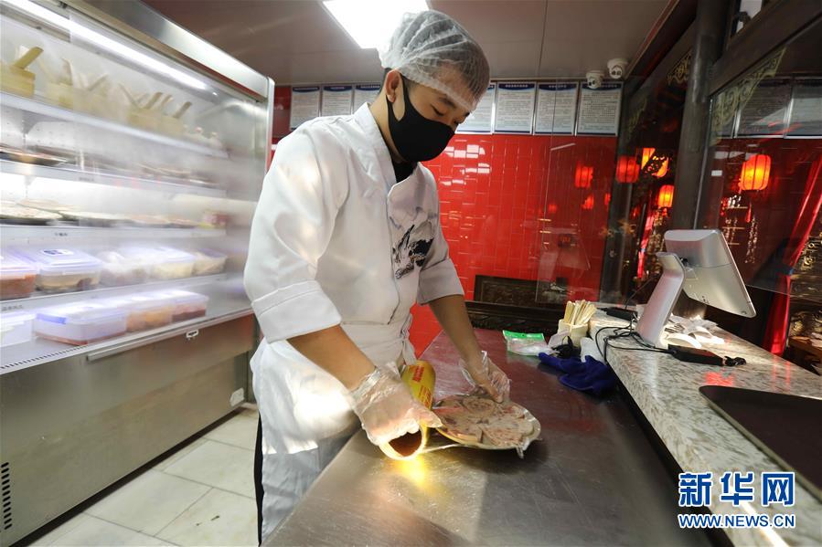 （圖文互動）（4）特寫：限人數(shù)、分餐吃、用公筷&mdash;&mdash;偏遠小城&ldquo;吃飯&rdquo;見聞