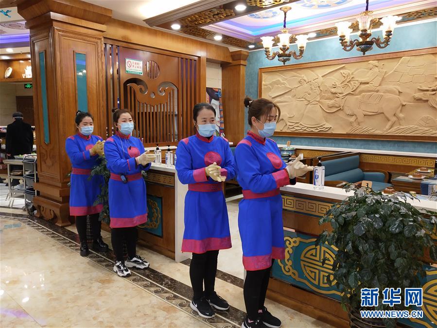 （圖文互動）（6）特寫：限人數(shù)、分餐吃、用公筷&mdash;&mdash;偏遠小城&ldquo;吃飯&rdquo;見聞