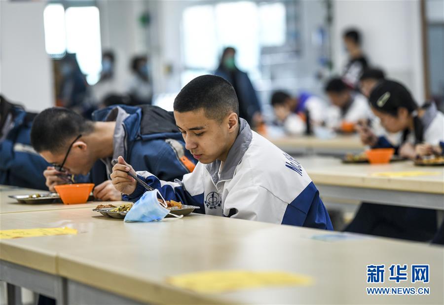 （圖文互動(dòng)）（6）&ldquo;早&rdquo;安同學(xué)，&ldquo;早&rdquo;安老師！&mdash;&mdash;新疆初高中畢業(yè)班復(fù)課一周回訪見聞