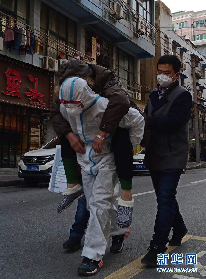 （習(xí)近平致敬的戰(zhàn)&ldquo;疫&rdquo;英雄&middot;公安干警篇&middot;圖文互動(dòng)）（4）他們，抗疫一線鑄警魂