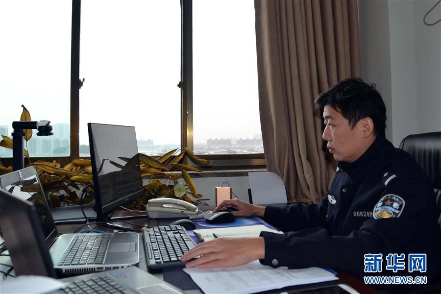 （習(xí)近平致敬的戰(zhàn)&ldquo;疫&rdquo;英雄&middot;公安干警篇&middot;圖文互動(dòng)）（8）他們，抗疫一線鑄警魂