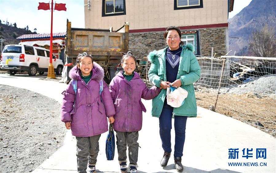 （新華全媒頭條&middot;圖文互動）（3）一面國旗與三代人的守望&mdash;&mdash;記西藏林芝市西日卡村的&ldquo;紅色&rdquo;傳承