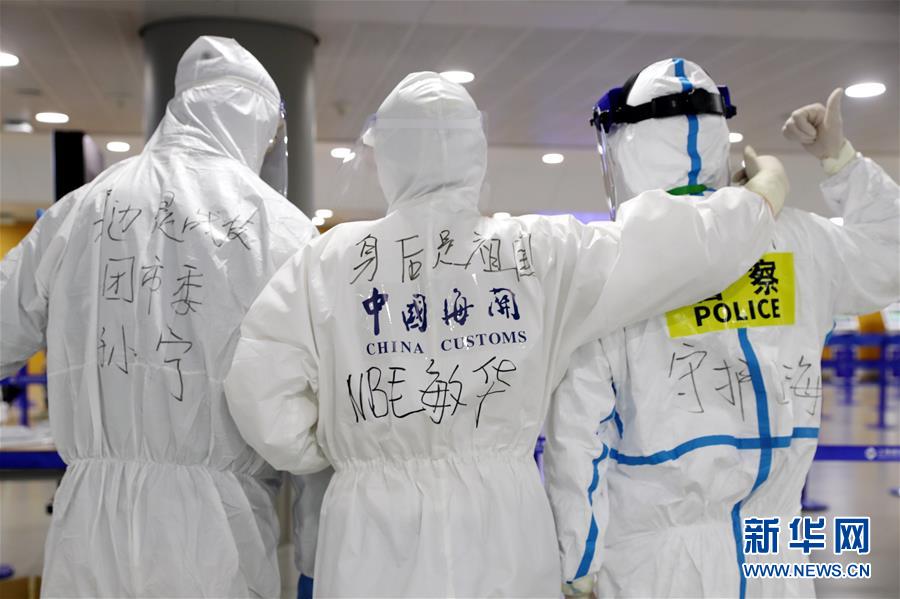 (聚焦疫情防控·圖文互動)(1)用青春筑牢防疫“長城”——上海青年突擊隊嚴(yán)守浦東國際機(jī)場第一線