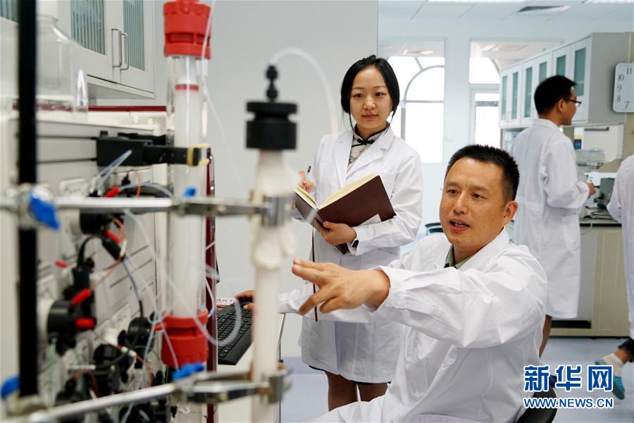 （習(xí)近平致敬的戰(zhàn)&ldquo;疫&rdquo;英雄&middot;科技工作者篇&middot;圖文互動(dòng)）（2）他們，爭(zhēng)分奪秒與病魔較量