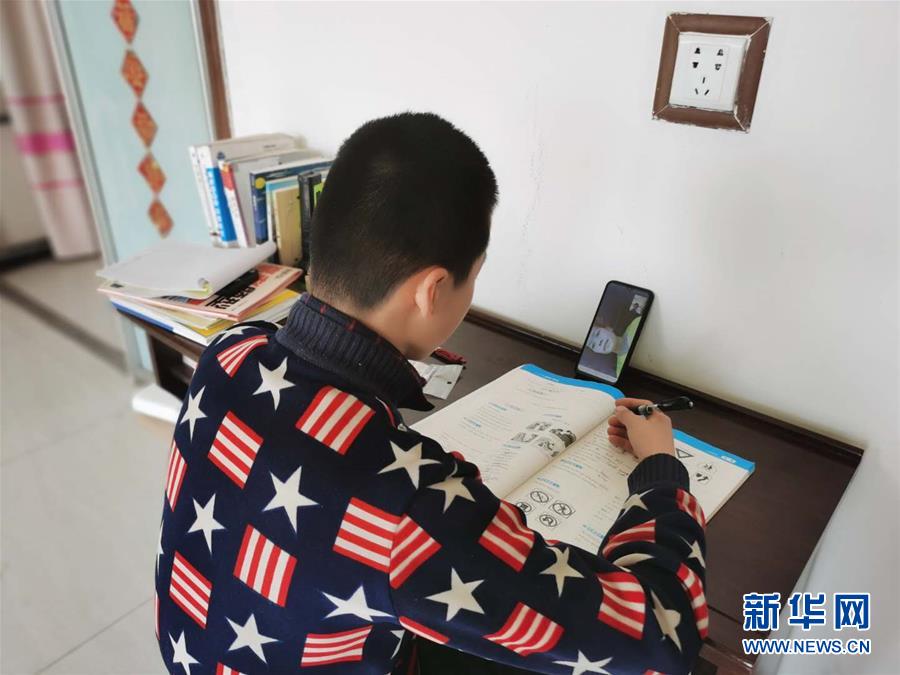 （決戰(zhàn)決勝脫貧攻堅&middot;圖文互動）（1）貧困村的學生有了免費&ldquo;網約課&rdquo;