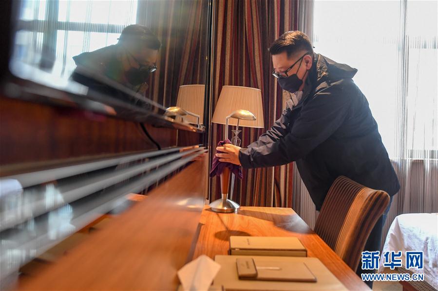 （一線抗疫群英譜&middot;圖文互動）（3）服務白衣天使的&ldquo;管家&rdquo;艾厚宇