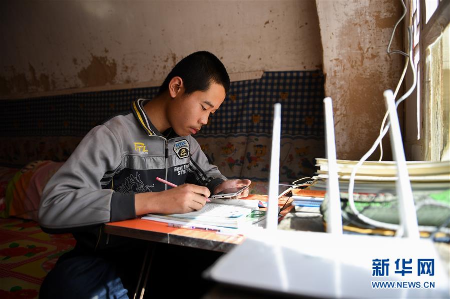 (在習(xí)近平新時代中國特色社會主義思想指引下——新時代新作為新篇章·習(xí)近平總書記關(guān)切事·圖文互動)(7)讓城市更聰明 讓經(jīng)濟(jì)更智慧——各地加快形成數(shù)字新動能促經(jīng)濟(jì)社會行穩(wěn)致遠(yuǎn)