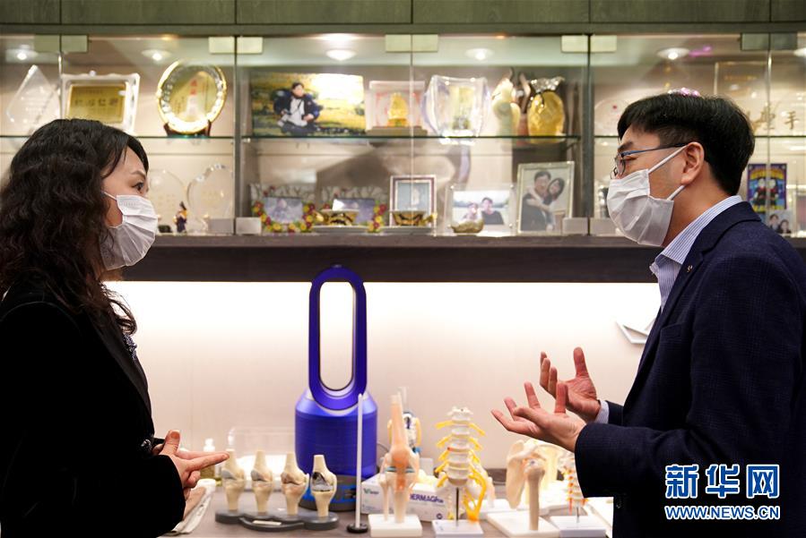 （香港故事&middot;圖文互動(dòng)）（2）從&ldquo;非典&rdquo;到新冠，一位香港醫(yī)生親歷的兩次抗疫