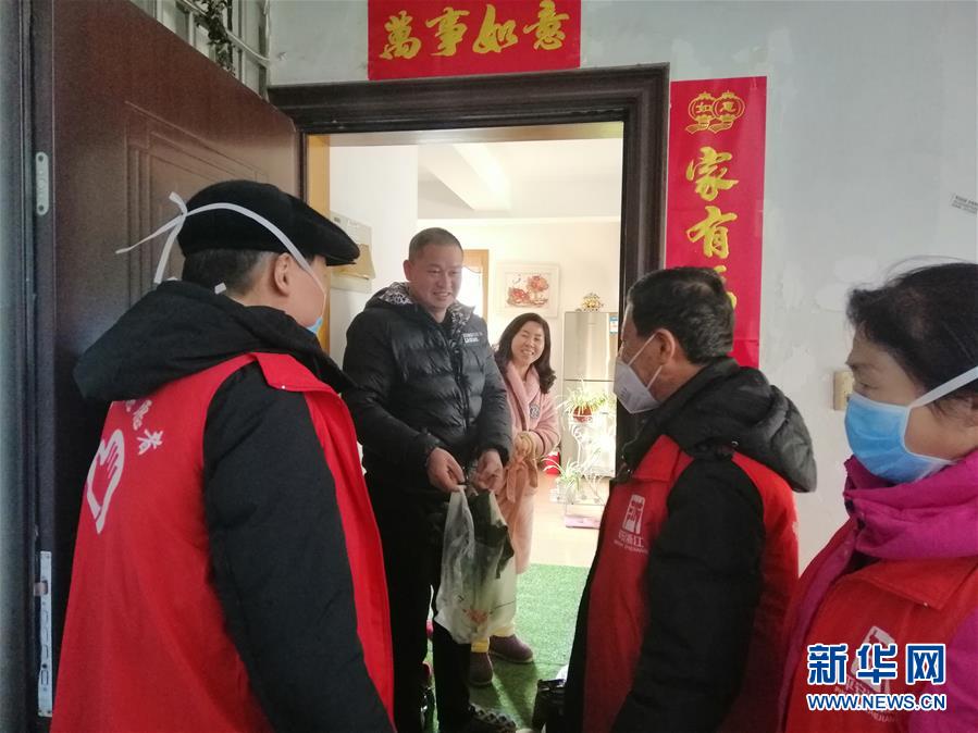 （在習(xí)近平新時(shí)代中國(guó)特色社會(huì)主義思想指引下&mdash;&mdash;新時(shí)代新作為新篇章&middot;習(xí)近平總書(shū)記關(guān)切事&middot;圖文互動(dòng)）（5）扎緊籬笆打好樁&mdash;&mdash;各地筑牢社區(qū)防控安全屏障