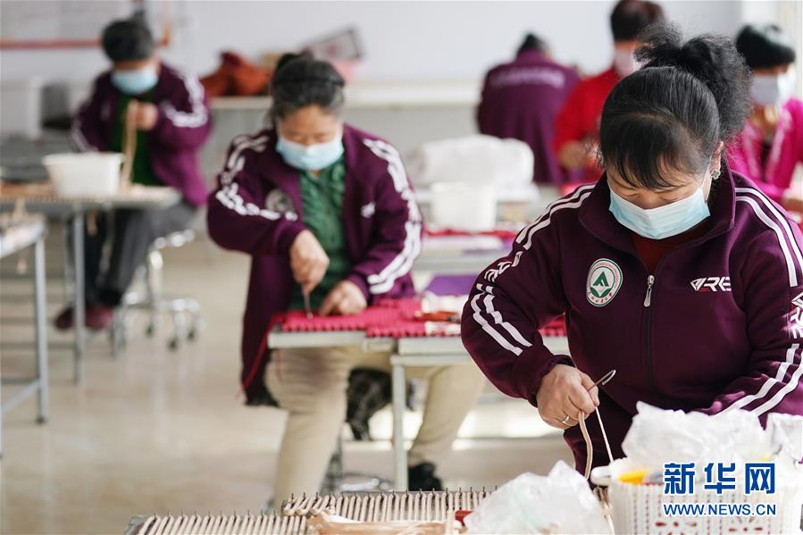 （在習(xí)近平新時代中國特色社會主義思想指引下&mdash;&mdash;新時代新作為新篇章&middot;習(xí)近平總書記關(guān)切事&middot;圖文互動）（4）讓貧困勞動力端穩(wěn)就業(yè)的&ldquo;飯碗&rdquo;&mdash;&mdash;各地就業(yè)扶貧不松勁鞏固脫貧成果